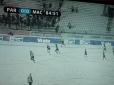 Навіжені футбольні фанати в Сербії закидали сніжками арбітра (відео)