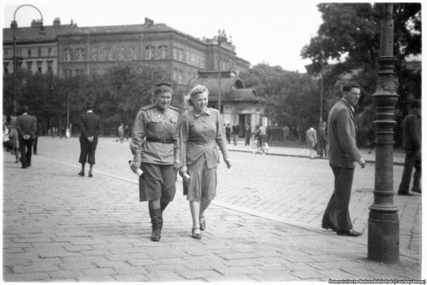 На радянському офіцері австрійські шорти, можливо покійного чоловіка цієї фрау. Явне порушення статуту