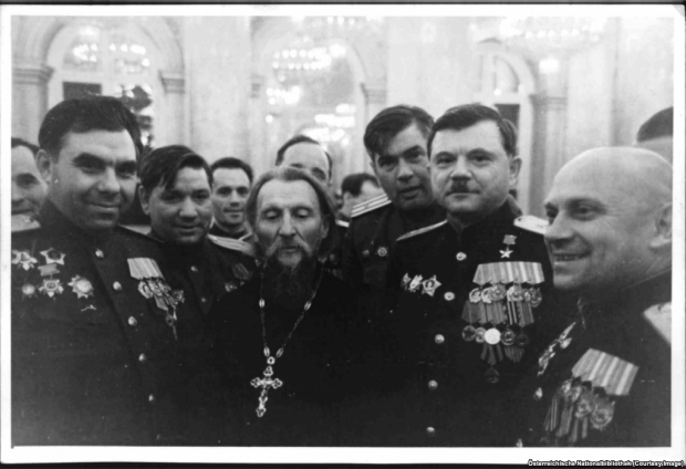 Православний священик єдиний не посміхається в оточенні радянських "золотопогонників"