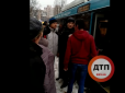 Ледь втихомирили: У Києві водій тролейбуса з матом напав на пасажирів (відео 16+)
