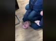 Гнів народу: Херсонського чиновника повалили на підлогу і придавили горло (відео)