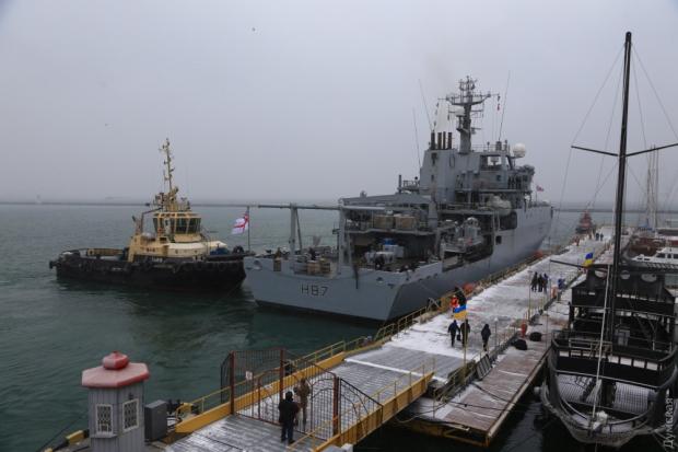 Британський корабель зайшов у порт Одеси. Фото: Думская.