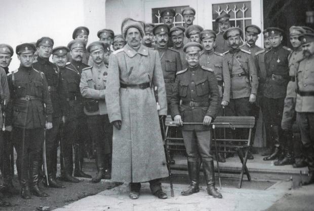 Федiр Келлер (у центрі, в шинелі) з офіцерами, вересень 1916-го