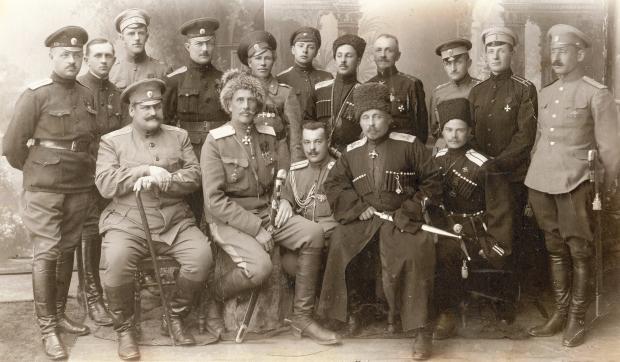 Федiр Келлер (сидить другий ліворуч) iз офіцерами, березень 1917-го. Перший праворуч сидить осавул Андрiй Шкуро