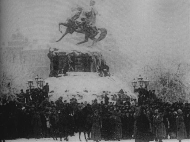 Парад військ Директорії УНР біля пам'ятника Богданові Хмельницькому 19 грудня 1918-го. За півтори доби на цьому мiсцi вб'ють Келлера