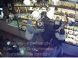 Увага - злодії: У центрі Києві нахабних мадам зняли на прямо під час крадіжки в кафетерії (відео)