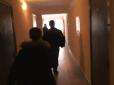 Тікав через увесь відділок: Мережу насмішило відео втечі харківського слідчого від журналіста