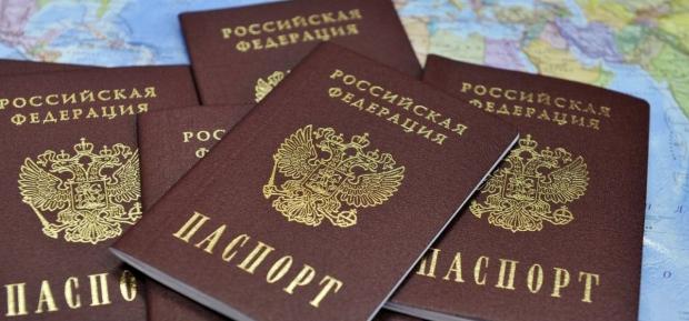 Путін роздає громадянство не просто так. Ілюстрація: Euromag.ru.