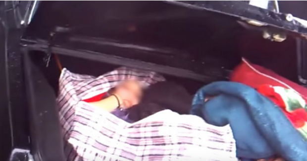 Дівчина залізла у сумку в багажнику. Фото: скріншот з відео.