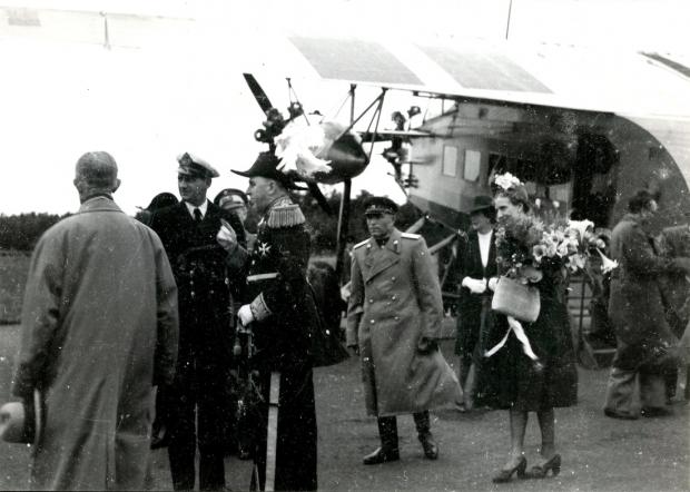 ВВІЧЛИВІСТЬ КОРОЛІВ: Данський кронпринц Фредерик (у білому кашкеті) з дружиною Інгрід (із букетом) на Борнгольмі 18 червня 1945 року. У трикутному капелюсі з плюмажами - губернатор Стеманн, в центрі - генерал Коротков. Це був візит ввічливості, який аж ніяк не наблизив відхід росіян з острова.