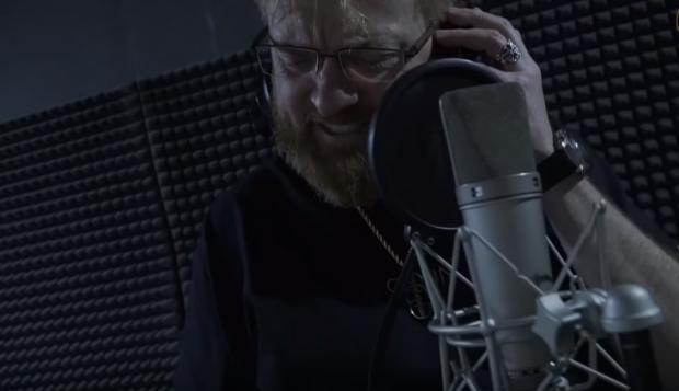 Віталій Мілонов вирішив прикинутися артистом. Фото: скріншот з відео.