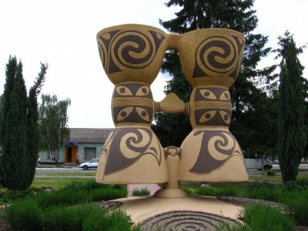 Биноклевидный сосуд. Памятник в Ржищеве (Киевская область)