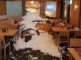 До ресторану швейцарського готелю увірвалася... снігова лавина (фото, відео)