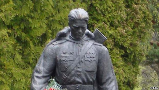 Пам’ятник радянському солдату на військовому цвинтарі у Таллінні 8 травня 2007
