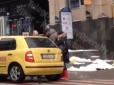 Таксист збив дівчину на пішохідному переході прямо в центрі столиці (відео)