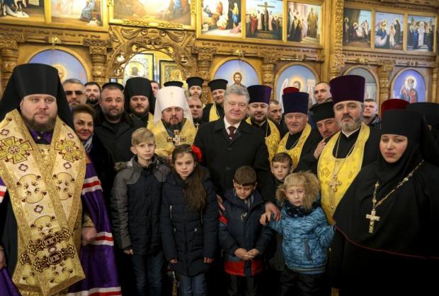 Петровський (ліворуч від митрополита Епіфанія) на молебні 17 грудня в Дніпрі.
