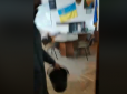 Нагадали про його обов'язки: У Житомирі активісти висипали відро піску в кабінеті чиновника (відео)