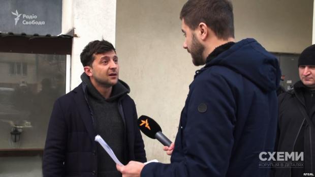 Зеленський спілкується з журналістом «Схем» біля свого офісу. Фото: скріншот з відео.