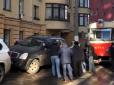 Водії не наважилися наблизитися: Розлючені кияни прибрали з колій дві автівки, що заблокували трамвай (відео)