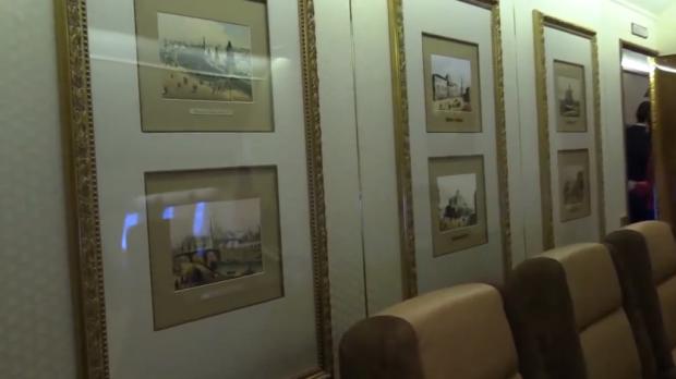 У літаку Путіна. Фото: скріншот з відео.