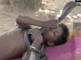 Найкращі друзі... кобри: 7-річний хлопчик їсть та спить разом з трьома смертоносними зміями (відео)
