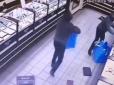 Сумками виносили коштовності: Зухвале пограбування ювелірного магазину в Кривому Розі (відео)