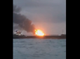 Карма наздогнала? Люди стрибають за борт: Біля Керченської протоки стався потужний вибух, горять два судна (фото, відео)