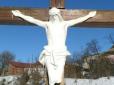 Цадик Нахман такому свинству їх не вчив: В Умані гості з США пошкодили скульптуру Ісуса Христа