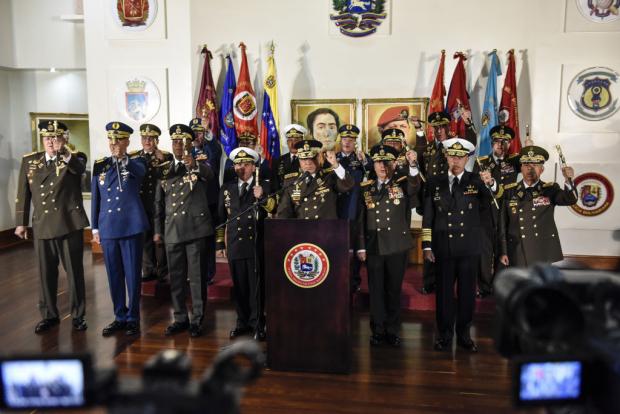 Представники військових відомств, включаючи міністра оборони Володимира Падріні Лопес, на прес-конференції 24 січня висловили підтримку Мадуро