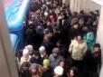 Те, чого бояться у метро тисячі власників дорогих гаджетів: У київському метрополітені сталася тиснява через айфон