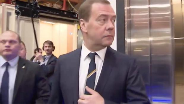 Знайомство із ліфтом навряд чи здалося Медведєву приємним. Фото: скріншот з відео.