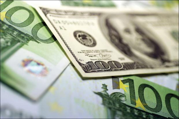 Долар і євро знову впали. Ілюстрація: соцмережі.
