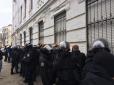 У Києві поліція затримала активістів, які прийшли запитати у Тимошенко про замовника вбивства Гандзюк (відео)