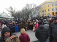 Охочих постояти за 1000 грн. знайшлося багато: В Одесі ''розвели'' учасників проплаченого мітингу (фото)