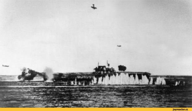 "Хорнет" під ударами японських літаків. Архівне фото.