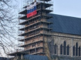 На Солсберійському соборі в Англії невідомі вивісили російський прапор (фото)