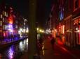Влада Амстердама хоче реформувати квартал Червоних ліхтарів: Туристи заважають повіям