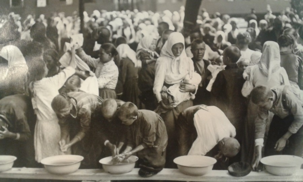 Шведські діти миють руки перед їжею