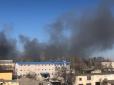 Камені з неба: В окупованому Криму спалахнула масштабна пожежа на заводі (відео)