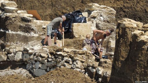 Російські вчені займаються незаконними розкопками. Фото: Крим.Реалії.