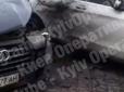 Водія авто відвезли у лікарню: У Києві прогримів вибух (фото, відео)