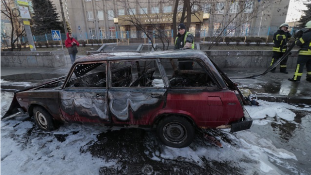 Чоловік вибіг у вогні! У Києві загорілося авто з людьми