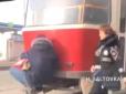 Мережу розсмішило, як кондуктор трамвая стусаном прогнала зачепера з вагону (відео)