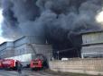 Під Дніпром сталася масштабна пожежа на виробництві пластику (фото)