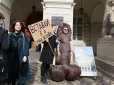 Львів'янин у костюмі пеніса мітингував за права жінок (фото, відео)