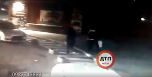 Нападник крався слідом за подружжям. Фото: скріншот з відео.