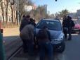 Розлючені кияни знесли авто, припарковане на трамвайній колії (відео)
