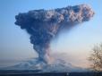 Викинув стовп попелу на 10 км: У Росії прокинувся потужний вулкан (відео)