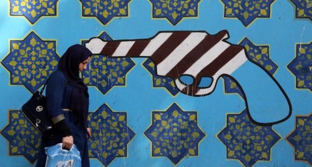 В Ірані заборонено проявляти почуття на людях. Фото: Рейтерс.