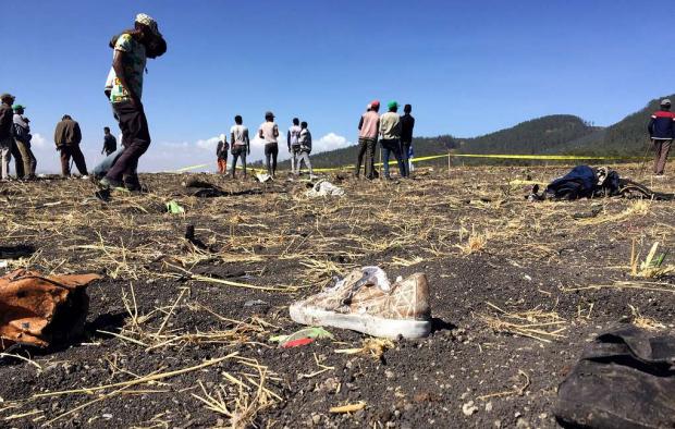 На місці падіння літака в Ефіопії. Фото: Рейтерс.